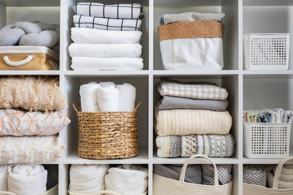 Bed,Linens,Closet,Neatly,Arrangement,On,Shelves,With,Copy,Space