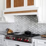 A,Kitchen,Range,Detail,With,A,Marble,Hexagon,Tile,Backsplash,