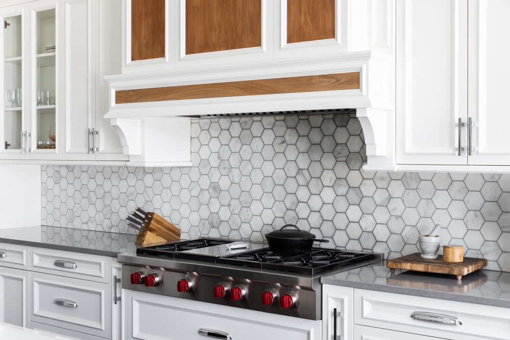 A,Kitchen,Range,Detail,With,A,Marble,Hexagon,Tile,Backsplash,